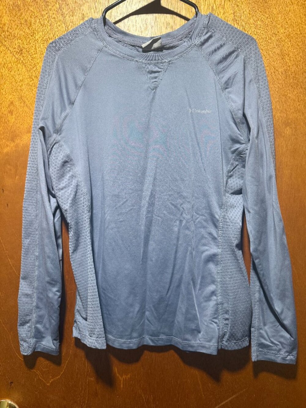 Women's Columbia log sleeve top